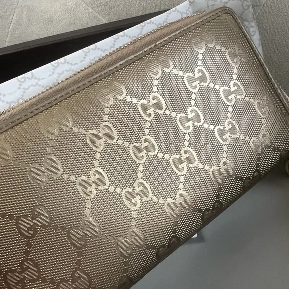 Gucci Metallic Gold Zippy Wallet with Iconic Charm - Picture 4 of 8